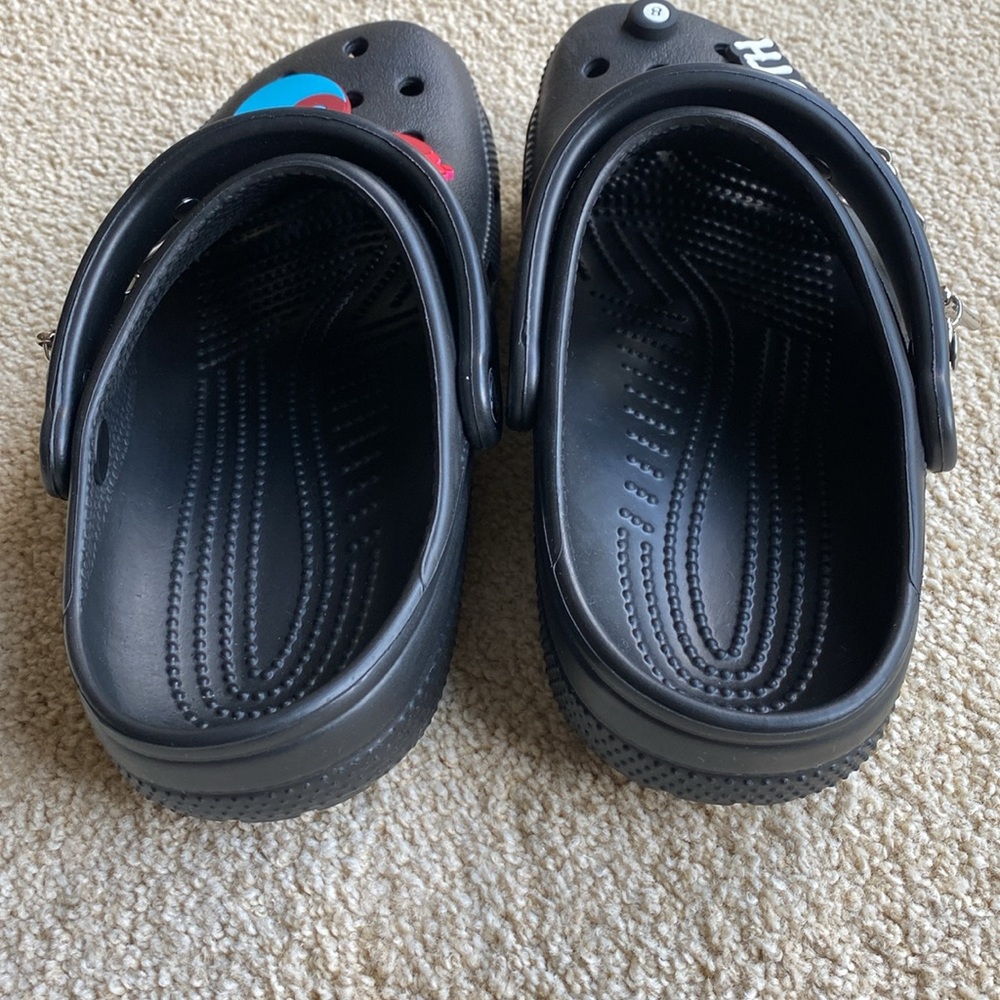 NWOT CROCS with Peace and Lock on a Chain in Size 8. Additionally, 7 Jibbets - Picture 5 of 7